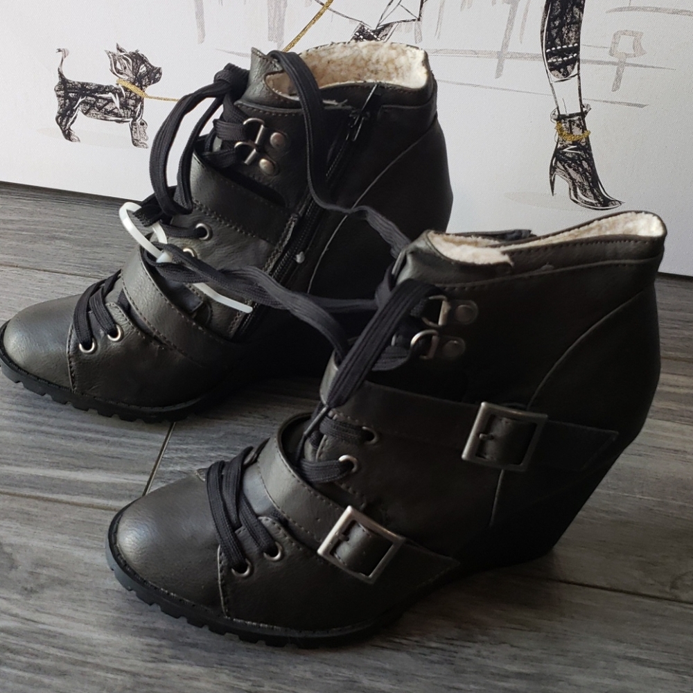 Boots - Picture 2 of 4